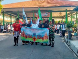 Babinsa Kepatihan Wetan Kawal Pawai Budaya Dalam Rangka Memperingati HUT SMKN 08/Surakarta