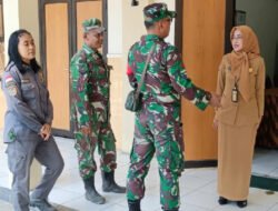 Babinsa Kratonan Ngobrol Santai dengan Kepala Sekolah di sela Kegiatan Belajar Mengajar