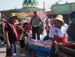 Satlantas Polres Gresik Edukasi Warga Lewat Karnaval HUT RI ke-80