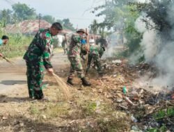 Babinsa Koramil Ampel Ajak Warga Gladaksari Kompak Bersihkan Jalan Desa