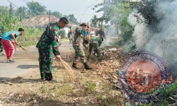 Babinsa Koramil Ampel Ajak Warga Gladaksari Kompak Bersihkan Jalan Desa