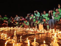 Driver Ojol Gelar Aksi Damai 1000 Lilin di Depan Mapolda Jatim