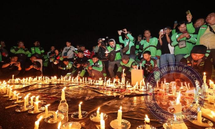 Driver Ojol Gelar Aksi Damai 1000 Lilin di Depan Mapolda Jatim