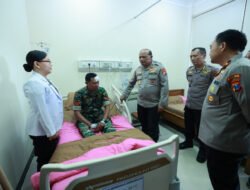 Kapolda Jatim Kunjungi Petugas yang Luka Saat Amankan Unjuk Rasa di Grahadi