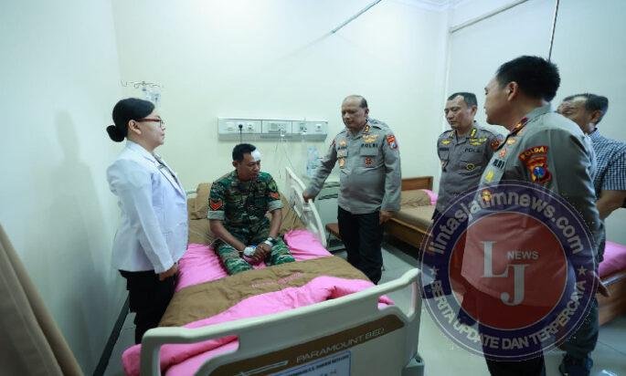 Kapolda Jatim Kunjungi Petugas yang Luka Saat Amankan Unjuk Rasa di Grahadi