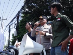 Kapolda Jatim Temui Massa Unras Aliansi BEM Nusantara di Depan Mapolda Jawa Timur