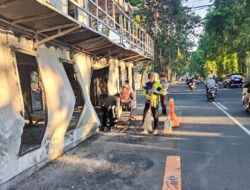 Ojol dan Warga Kompak Bersihkan Pos Polisi yang Dibakar Massa di Surabaya