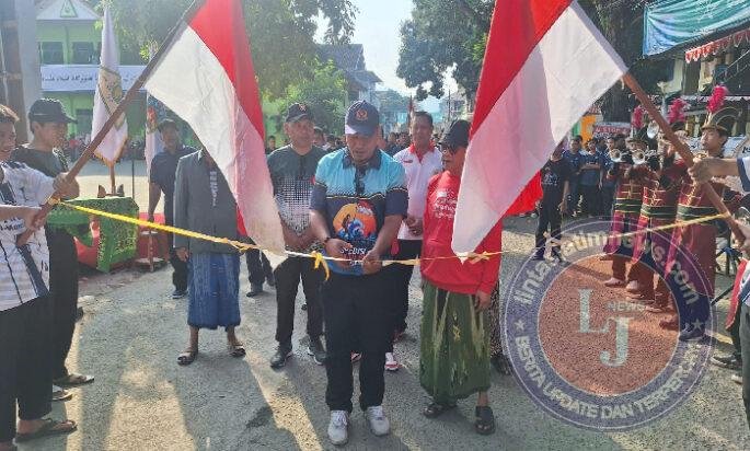 Meriahkan HUT RI Ke 80, TNI Polri dan Para Santri Ponpes Tremas Adakan Jalan Sehat Kreasi
