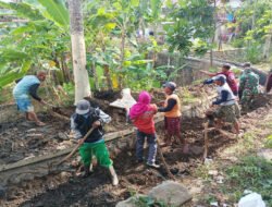 Aktif Bantu Warga, Babinsa Kodim Ponorogo Ikut Kerja Bakti Bersih Bersih Saluran Air