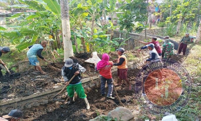 Aktif Bantu Warga, Babinsa Kodim Ponorogo Ikut Kerja Bakti Bersih Bersih Saluran Air