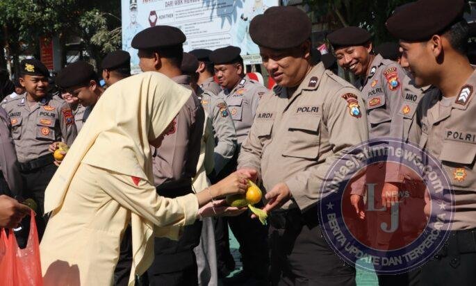 Bunga dan Jeruk Simbol Kepedulian Masyarakat untuk Polres Batu