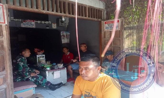 Ciptakan Keamanan di Wilayah Babinsa Koramil 01/Ngawi Komsos Dengan Warga