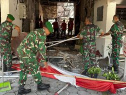 Pasca Demonstrasi, Kodim 0735/Surakarta Bersama DLH dan Warga Masyarakat Bersihkan Puing Kebakaran di Gedung DPRD