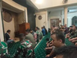 Sembari Pengamanan Demonstrasi, Kodim Surakarta Ajak Masyarakat Sholat Magrib Berjamaah