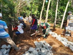 Babinsa Pimpin Karya Bakti Pembuatan Talud Jalan, Wujudkan Kemakmuran