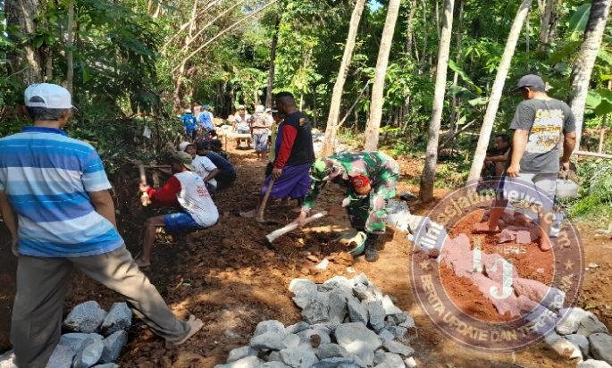 Babinsa Pimpin Karya Bakti Pembuatan Talud Jalan, Wujudkan Kemakmuran