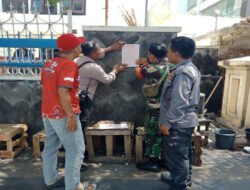 Sinergitas TNI-Polri Laksanakan Pemasangan Pamflet Kepatuhan Terhadap Kamtibmas dan Tidak Mudah Terprovokasi