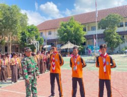 Tingkatkan Disiplin dan Karakter Sejak Dini, Babinsa Nusukan Latihkan PBB Kepada Siswa-siswi SMP N 7 Surakarta