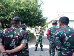 TNI Gotong Royong Bersama Warga dalam Pembongkaran TK Kartika IV-18 Cab. Pacitan