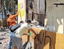 Polisi dan Warga Kembalikan Asa Jamaah Masjid Al Jabar Polsek Tegalsari Pascakerusuhan di Surabaya