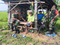 Babinsa Aktif Jalin Komunikasi dengan Petani di Gubuk Tengah Sawah