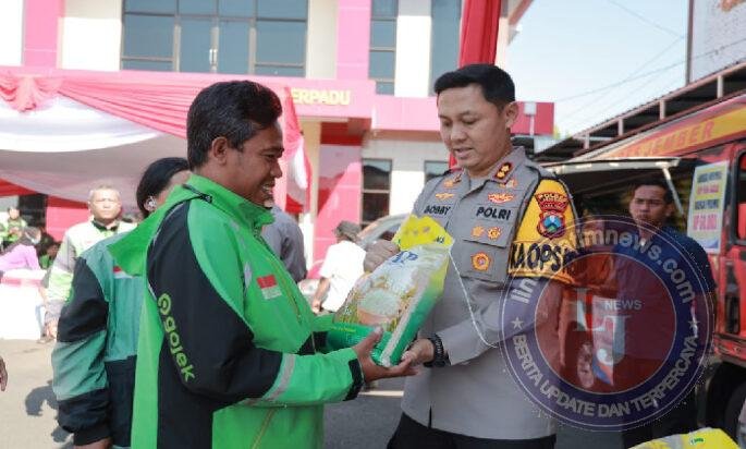 Polres Jember Hadirkan Pasar Murah, Pengemudi Ojol Bawa Pulang Sembako dengan Senyum Bahagia