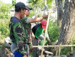 Dukung Pembangunan Desa, Babinsa Kodim Ponorogo Ikut Kerja Bakti Bangun Talud