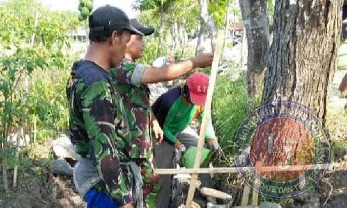 Dukung Pembangunan Desa, Babinsa Kodim Ponorogo Ikut Kerja Bakti Bangun Talud