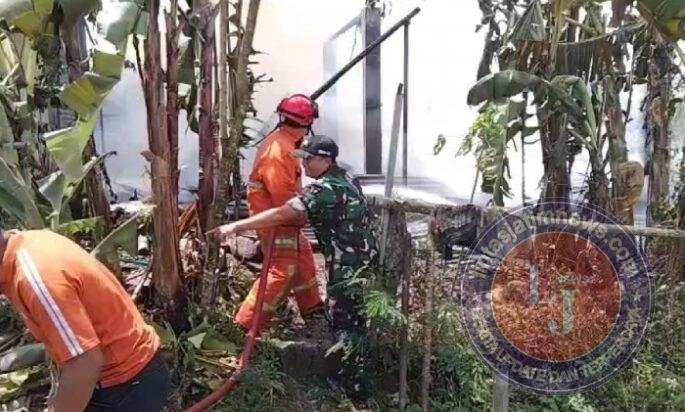 Babinsa dan Damkar Trenggalek Berjibaku Padamkan Api di Dapur Rumah Warga Kerjo