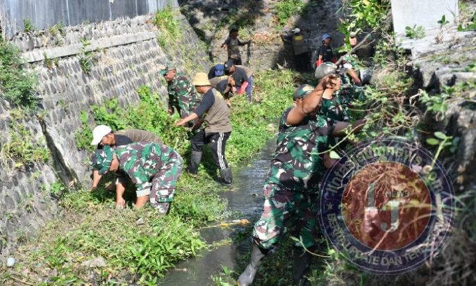 Karbak Teritorial Prima Peringati HUT ke 80 TNI, Kodim Ponorogo dan Masyarakat Bersih Bersih Sungai