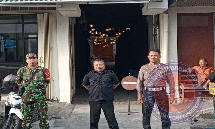 Implementasikan Bintahwil, Babinsa Jayengan Bantu Pengamanan Ibadah Minggu di GKI Coyudan