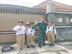 Babinsa Kemlayan Intensifkan Interaksi dan Motivasi Belajar Anak Anak Sekolah