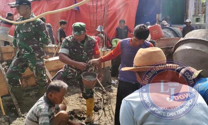 TNI dan Warga Sambirejo Bergandengan Tangan Bangun Masjid Desa
