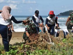 TNI dan Warga Bersatu Rawat Kebersihan Pantai Kili-Kili Trenggalek