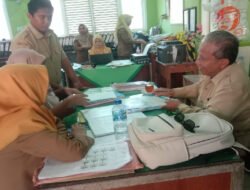Pengawas Sekolah Lakukan Pembinaan Administrasi Kesiswaandi SMP Negeri 1 Pucuk