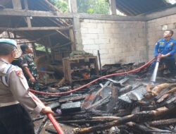 Rumah Warga Pojok Nyaris Ludes Terbakar, Babinsa dan Warga Sigap Padamkan Api