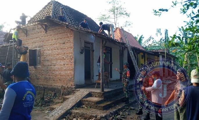 Anggota Kodim Ponorogo Bantu Kerja Bakti Bedah Rumah Milik Keluarga Prasejahtera