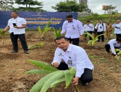 Dukung Program Ketahanan Pangan, Kalapas Banyuwangi Ikuti Penanaman Bibit Pohon Kelapa Serentak di SAE Ngajum