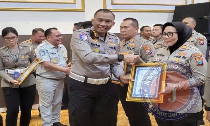Berhasil Ungkap Kasus Tabrak Lari, Satlantas Polres Sumenep Terima Penghargaan dari Polda Jatim