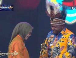 Menteri PANRB Rini Widyantini Serahkan Perhargaan ke Bupati Intan Jaya Aner Maisini