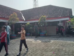 Babinsa Koramil Kemusu Latih Siswa SD Klewor I Tata Cara Pengibaran Bendera Merah Putih