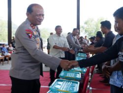 Kapolda Jatim Serahkan Bantuan Sembako untuk Nelayan Pacitan di Hari Lalu Lintas Bhayangkara ke-70
