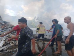 Gudang Rongsok di Simo Terbakar, Babinsa Sigap Evakuasi dan Koordinasi Damkar
