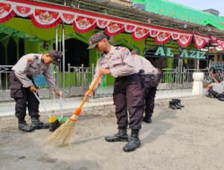 Siswa Diktukba Polri SPN Polda Jatim Punguti Sampah di Pasar Mojokerto, Pedagang: “Bikin Hati Adem”