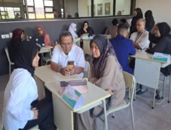 Siswa Presentasi Rencana Karier di Depan Orang Tuanya