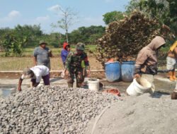 Babinsa Nogosari Turun Tangan Angkat Pasir, Warga Semangat Cor Jalan Desa Glonggong