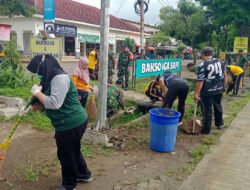 Gotong Royong TNI-Polri dan Warga Meriahkan HUT ke-80 TNI di Pasar Karangan