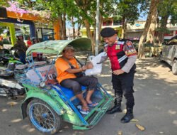Patroli Sambil Berbagi Nasi Kotak Program Pasabber Polres Situbondo Disambut Antusias Warga