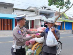 Polres Malang Berbagi Ratusan Paket Sembako Sambut Hari Lalu Lintas Bhayangkara ke-70