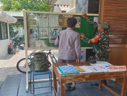 Gercep!! Babinsa Koramil 04/Jebres Pasang Pamlet Rekrutmen Anggota TNI AD, Catat Jadwal Pendaftarannya